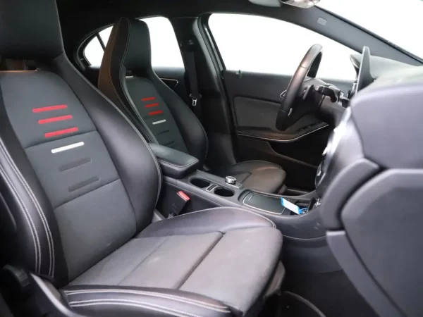 Photo 21 of 28 of WDD1760421J761277 Mercedes-Benz A-Klasse 180 Aut. AMG LED