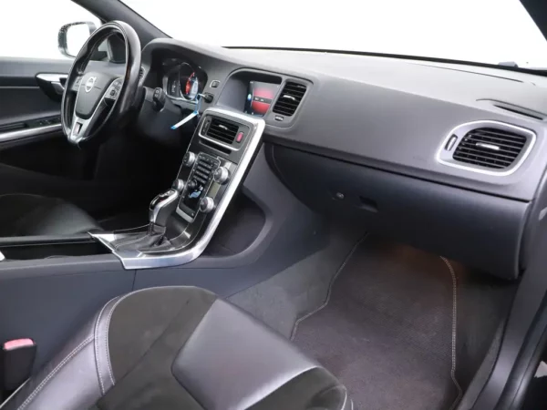 Photo 21 of 28 of YV1FW45HBF1260589 Volvo V60 1.6 T3 R-Design Cruise Ecc