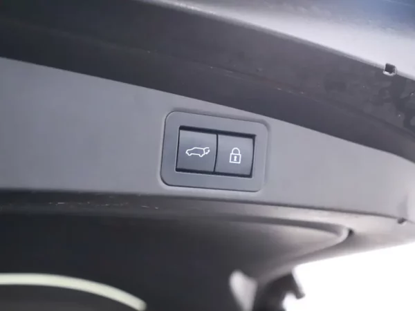 Photo 21 of 31 of SB1Z93BE40E063357 Toyota Corolla Touring Sports 1.8 Hybrid Executive