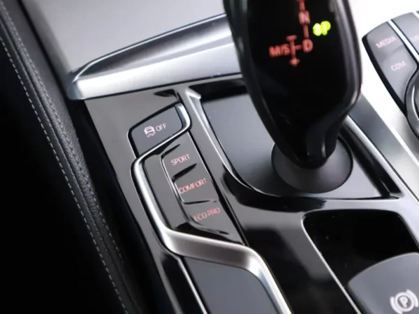 Photo 21 of 34 of WBAJL11080BC88242 BMW 5 Serie Touring 520i High Executive 5-drs Combi