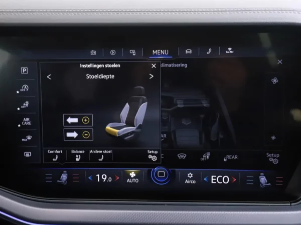 Photo 21 of 41 of WVGZZZCRZKD048400 Volkswagen Touareg 3.0 TSI R-Line Pano