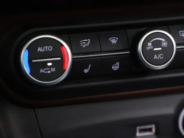 Photo 21 of 41 of ZARFAHBN5J7C00212 Alfa Romeo Stelvio 2.0 T AWD Special Edition 5-drs SUV