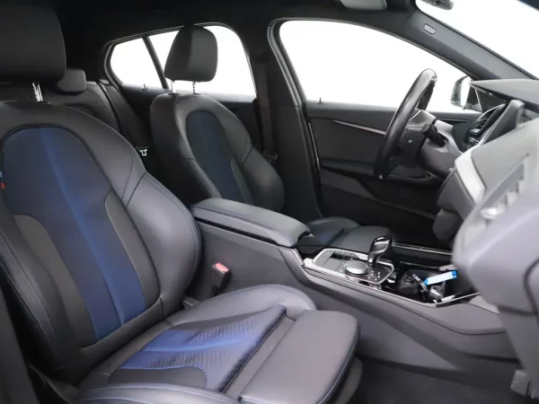 Photo 22 of 28 of WBA7K310207K99164 BMW 1-serie 118i Aut. Business Edition 5-drs Hatchb.