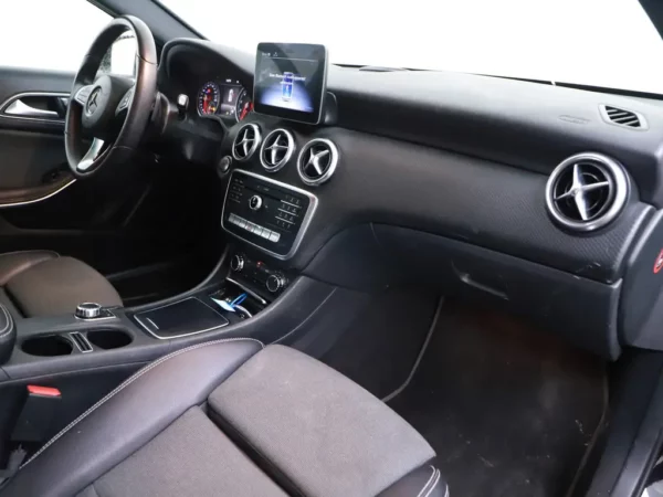 Photo 22 of 28 of WDD1760421J761277 Mercedes-Benz A-Klasse 180 Aut. AMG LED