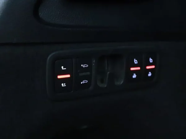 Photo 22 of 34 of WAUZZZ4M3LD007324 Audi Q7 55 TFSI quattro Pro Line S 7p