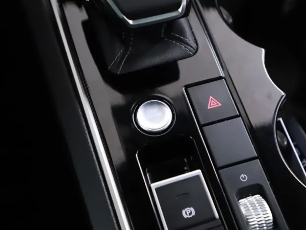 Photo 22 of 41 of WVGZZZCRZKD048400 Volkswagen Touareg 3.0 TSI R-Line Pano