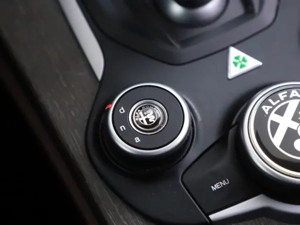 Photo 22 of 41 of ZARFAHBN5J7C00212 Alfa Romeo Stelvio 2.0 T AWD Special Edition 5-drs SUV