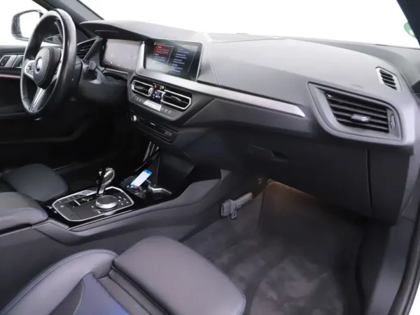 Photo 23 of 28 of WBA7K310207K99164 BMW 1-serie 118i Aut. Business Edition 5-drs Hatchb.