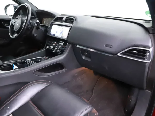 Photo 23 of 29 of SADCA2BN9HA071223 Jaguar F-Pace 2.0 Aut. Portfolio AWD 20d