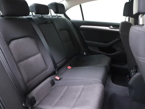 Photo 23 of 32 of WVWZZZ3CZJE179289 Volkswagen Passat 1.4 TSI ACT Comfortline 4-drs Sedan