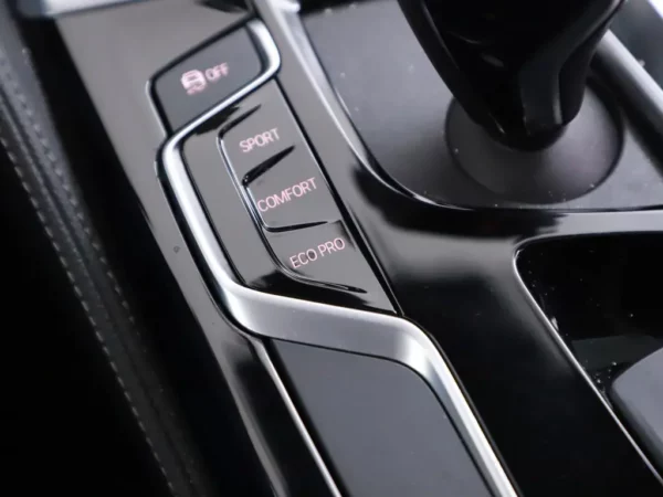 Photo 23 of 36 of WBAJK51080BX22697 BMW 5 Serie 520i Aut. High Executive M-Pack LED