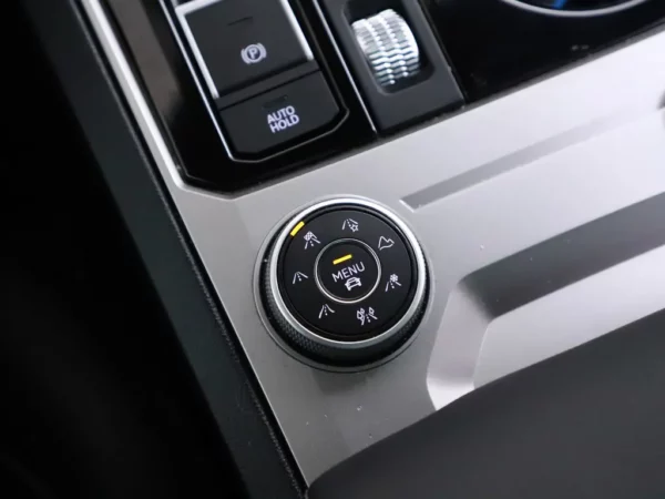 Photo 23 of 41 of WVGZZZCRZKD048400 Volkswagen Touareg 3.0 TSI R-Line Pano