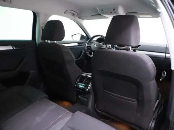 Photo 24 of 32 of TMBJB9NP1J7551832 Skoda Superb Combi 1.4 DSG TSI ACT Ambition Business 5-drs Combi