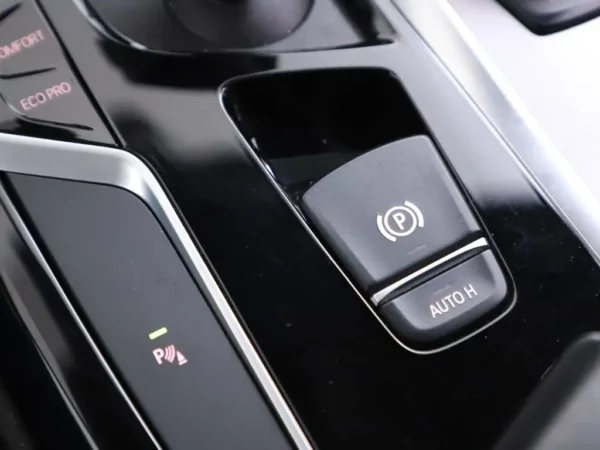 Photo 24 of 36 of WBAJK51080BX22697 BMW 5 Serie 520i Aut. High Executive M-Pack LED