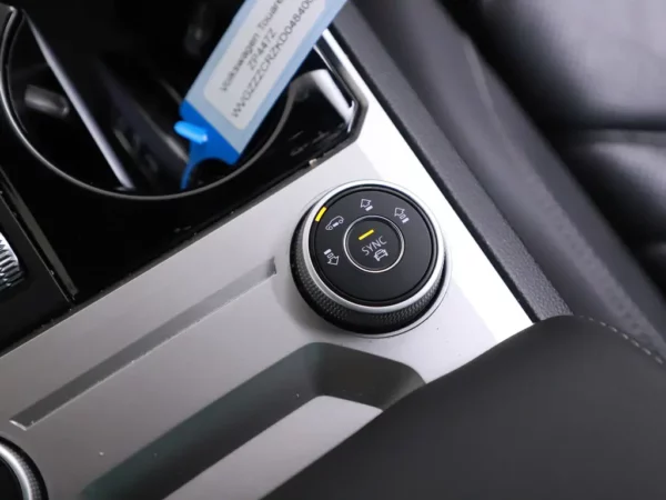 Photo 24 of 41 of WVGZZZCRZKD048400 Volkswagen Touareg 3.0 TSI R-Line Pano