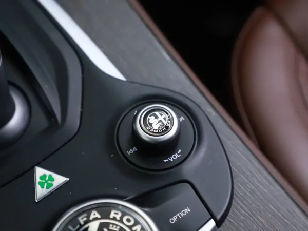 Photo 24 of 41 of ZARFAHBN5J7C00212 Alfa Romeo Stelvio 2.0 T AWD Special Edition 5-drs SUV