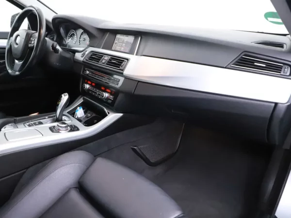 Photo 25 of 30 of WBA5A31080D744552 BMW 5 Serie 520i Aut. Last Minute Edition 4-drs Sedan