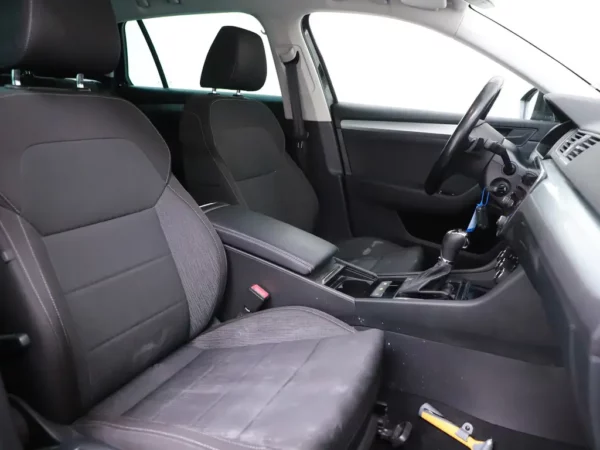 Photo 25 of 32 of TMBJB9NP1J7551832 Skoda Superb Combi 1.4 DSG TSI ACT Ambition Business 5-drs Combi