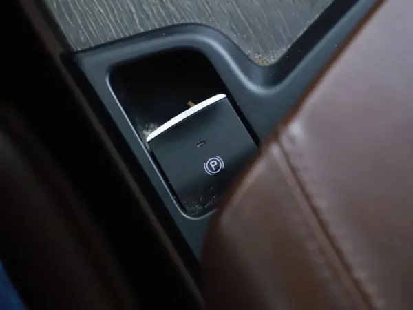 Photo 25 of 41 of ZARFAHBN5J7C00212 Alfa Romeo Stelvio 2.0 T AWD Special Edition 5-drs SUV