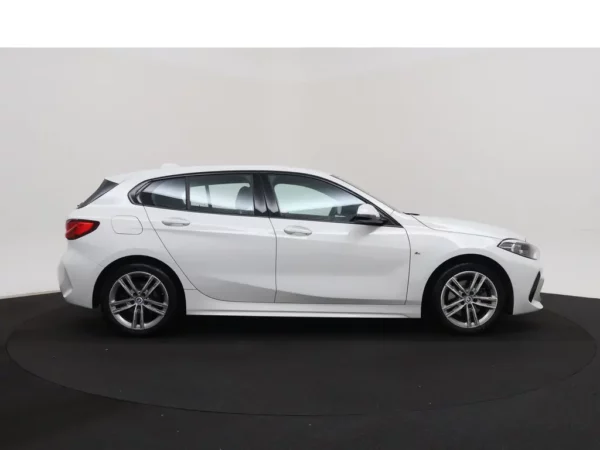 Photo 26 of 28 of WBA7K310207K99164 BMW 1-serie 118i Aut. Business Edition 5-drs Hatchb.