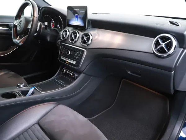 Photo 26 of 31 of WDC1569421J583378 Mercedes-Benz GLA 180 Business Solution AMG Night LED