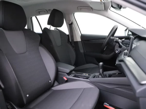 Photo 26 of 33 of TMBJP8NX0RY146191 Skoda Octavia Combi 1.0 TSI Business Edition