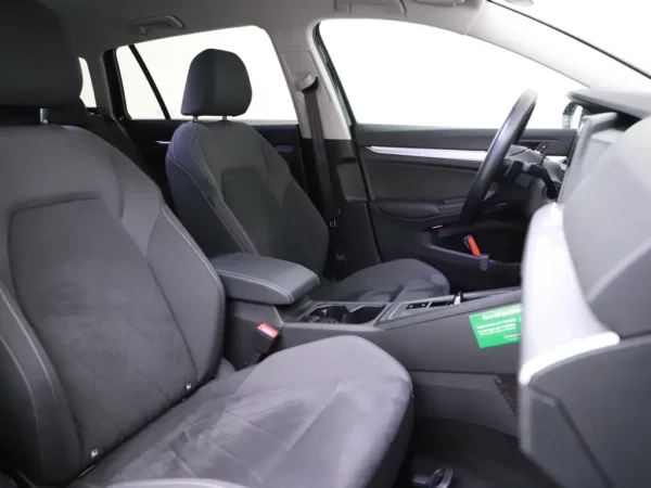 Photo 26 of 33 of WVWZZZCD2PW528663 Volkswagen GOLF Variant 1.0 eTSI Life Business