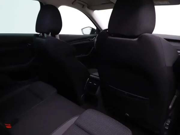 Photo 26 of 34 of TMBAP7NX0MY011246 Skoda Octavia 1.0 TSI Business Edition 5-drs Hatchb.