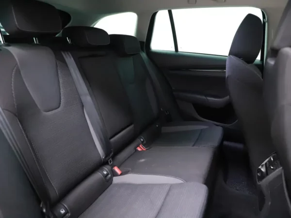 Photo 26 of 35 of TMBJP7NX8MY130954 Skoda Octavia Combi 1.0 TSI Business Edition Led