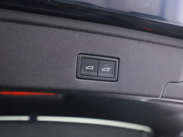 Photo 26 of 41 of WVGZZZCRZKD048400 Volkswagen Touareg 3.0 TSI R-Line Pano