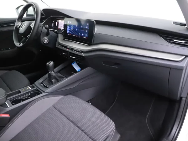 Photo 27 of 33 of TMBJP8NX0RY146191 Skoda Octavia Combi 1.0 TSI Business Edition