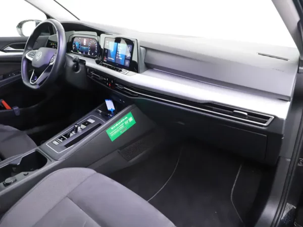 Photo 27 of 33 of WVWZZZCD2PW528663 Volkswagen GOLF Variant 1.0 eTSI Life Business