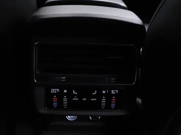 Photo 27 of 34 of WAUZZZ4M3LD007324 Audi Q7 55 TFSI quattro Pro Line S 7p