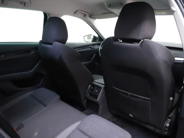 Photo 27 of 35 of TMBJP7NX8MY130954 Skoda Octavia Combi 1.0 TSI Business Edition Led