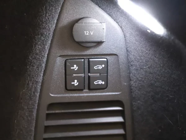 Photo 27 of 41 of WVGZZZCRZKD048400 Volkswagen Touareg 3.0 TSI R-Line Pano