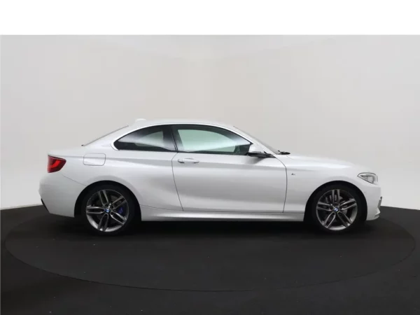 Photo 28 of 30 of WBA2F510X0V663191 BMW 2 Serie Coupé 230i Aut. Centennial High Executive Coupé M-Pack