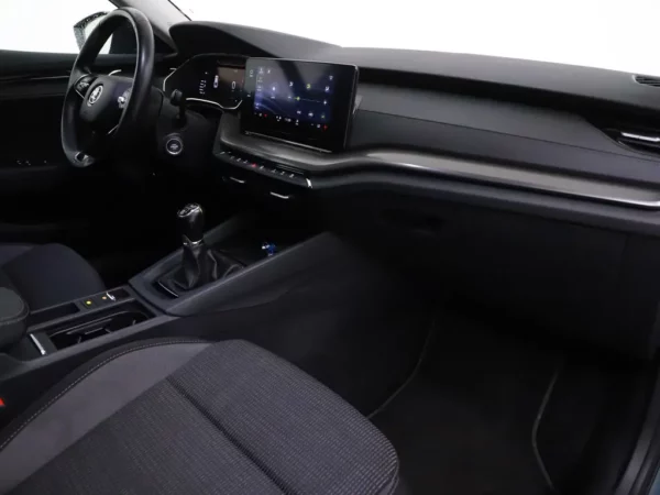 Photo 28 of 34 of TMBAP7NX0MY011246 Skoda Octavia 1.0 TSI Business Edition 5-drs Hatchb.