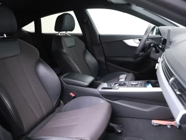 Photo 28 of 34 of WAUZZZF56KA068463 Audi A5 Sportback 35 TFSi Sport S-Tronic