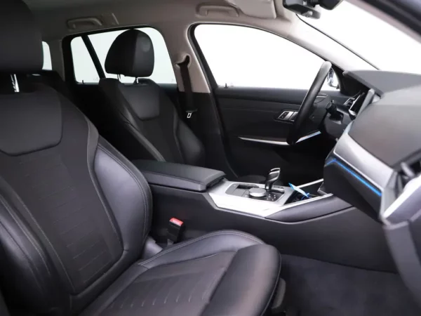 Photo 28 of 34 of WBA6N31060FL56510 BMW 3 Serie Touring 330e Business Edition Plus LED