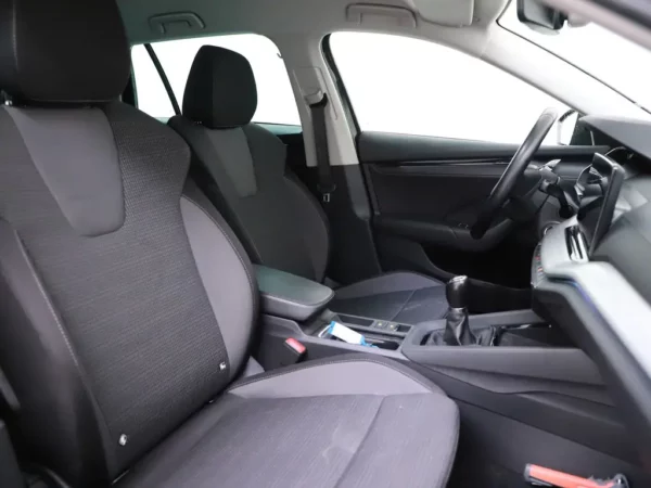 Photo 28 of 35 of TMBJP7NX8MY130954 Skoda Octavia Combi 1.0 TSI Business Edition Led