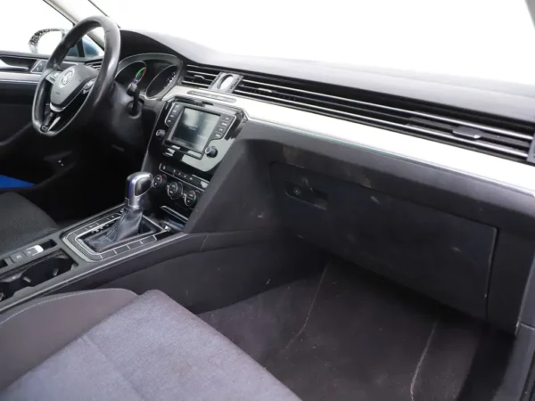 Photo 28 of 35 of WVWZZZ3CZHE054129 Volkswagen Passat Variant 1.4 TSI GTE Connected