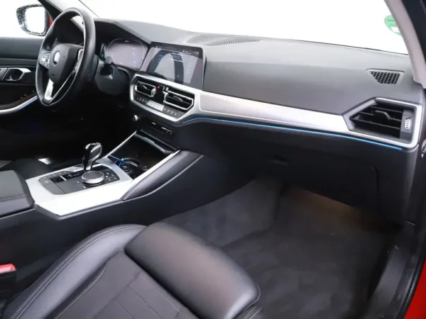 Photo 29 of 34 of WBA6N31060FL56510 BMW 3 Serie Touring 330e Business Edition Plus LED