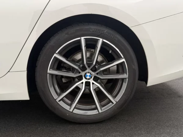 Photo 3 of 23 of WBA5F71090A415661 BMW 3-serie 320i High Executive (4-drs Sedan)