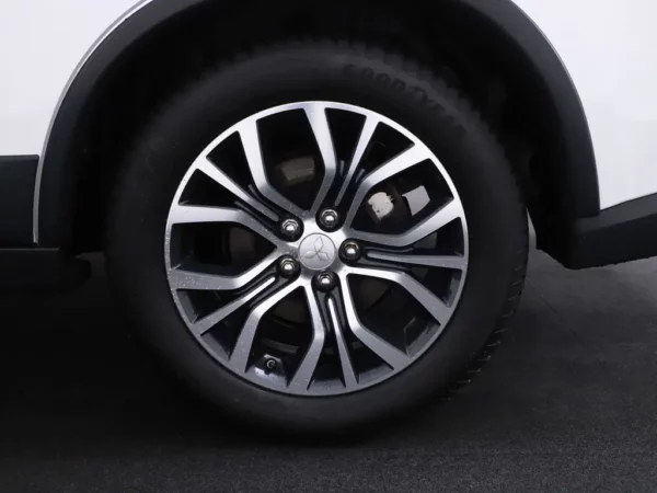 Photo 3 of 26 of JMBXTGF7WGZ002412 Mitsubishi Outlander 2.0 Aut. Executive Ed 7 Persoons Nav