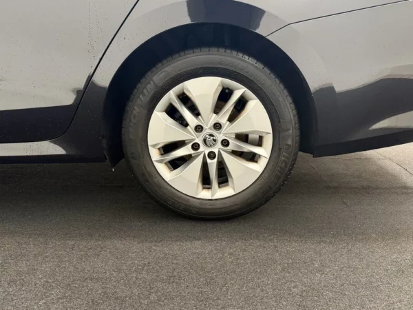 Photo 3 of 26 of TMBJP7NX2MY136328 Skoda Octavia Combi 1.0 TSI Business Edition