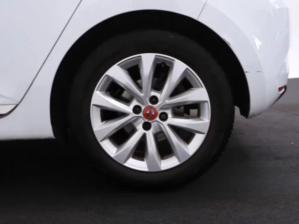 Photo 3 of 27 of VF1RJA00266164445 Renault Clio 1.0 TCe Intens LED