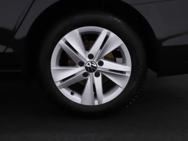 Photo 3 of 33 of WVWZZZCD2PW528663 Volkswagen GOLF Variant 1.0 eTSI Life Business