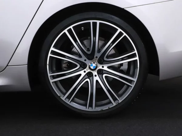 Photo 3 of 36 of WBAJK51080BX22697 BMW 5 Serie 520i Aut. High Executive M-Pack LED