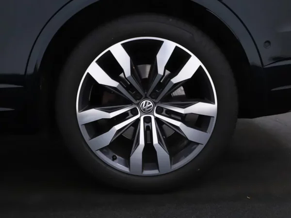 Photo 3 of 41 of WVGZZZCRZKD048400 Volkswagen Touareg 3.0 TSI R-Line Pano