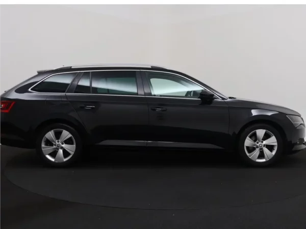 Photo 30 of 32 of TMBJB9NP1J7551832 Skoda Superb Combi 1.4 DSG TSI ACT Ambition Business 5-drs Combi